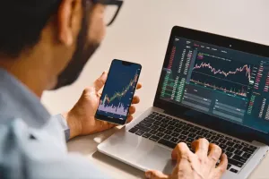 Jak korzystać z gotowych skryptów i strategii społeczności w TradingView